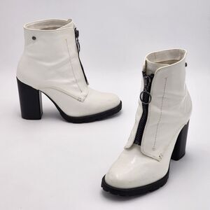 Simply Vera Faux Patent White Zipper Booties Size 8.5